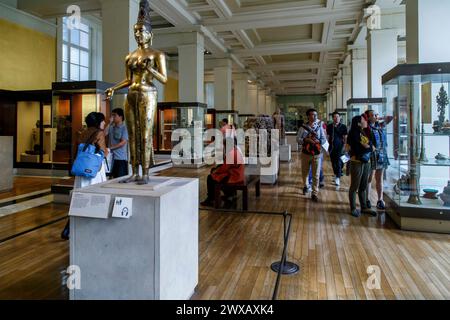 LONDRES, GRANDE-BRETAGNE - 20 SEPTEMBRE 2014 : des touristes non identifiés sont dans l'une des salles du British Museum. Banque D'Images
