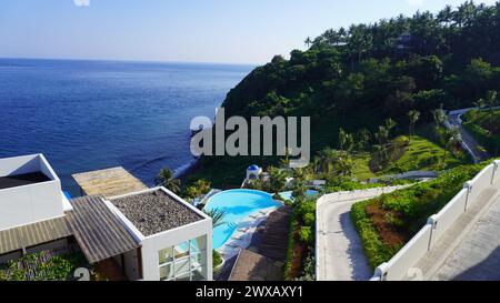 Une vue d'un hôtel situé à côté de la plage et construit sur la colline avec piscine fraîche et beau paysage marin Banque D'Images