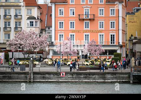 Karfreitag am Bodensee, Ausflügler spazieren BEI zwanzig Grad Lufttemperatur am Bodensee BEI Lindau entlang. Lindau Bayern Deutschland Lindau *** vendredi Saint au lac de Constance, les excursionnistes marchent le long du lac de Constance près de Lindau à vingt degrés de température Lindau Bavière Allemagne Lindau Copyright : x xonw-imagesx/xMariusxBullingx Banque D'Images