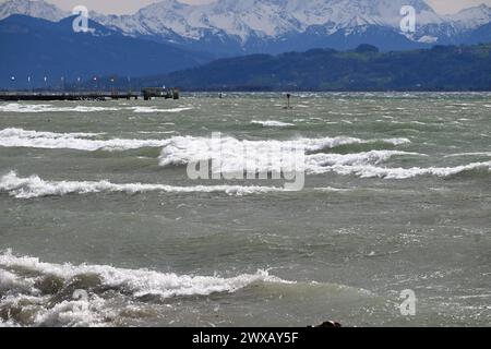 Karfreitag am Bodensee, Die Wellen peitschen BEI einer Sturmwarnung über den Bodensee. AM späten Nachmittag begann es nach kurzen stürmischen Böen zu regnen. Kressbronn am Bodensee Baden-Württemberg Deutschland Kressbronn am Bodensee *** vendredi Saint sur le lac de Constance, les vagues fouettent sur le lac de Constance lors d'une alerte de tempête en fin d'après-midi, il a commencé à pleuvoir après de courtes rafales de tempête Kressbronn am Bodensee Baden Württemberg Allemagne Kressbronn am Bodensee Copyright : x xonw-imagesx/xMariusxBullingx Banque D'Images