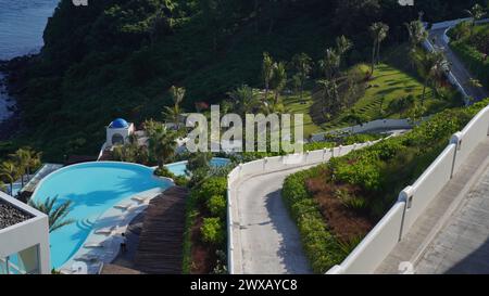 Une vue d'un hôtel situé à côté de la plage et construit sur la colline avec piscine fraîche et beau paysage marin Banque D'Images