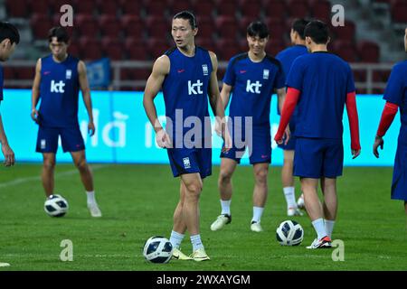 Bangkok, Thaïlande. 25 mars 2024. CHO GUE-sung de Corée du Sud se réchauffe lors d'une séance d'entraînement au stade national Rajamangala. La Corée du Sud affrontera la Thaïlande lors du tour de qualification de la Coupe du monde d'Asie, deuxième tour, Groupe C, le 26 mars 2024 au stade national Rajamangala à Bangkok, en Thaïlande. (Photo de Kittinun Rodsupan/SOPA images/Sipa USA) crédit : Sipa USA/Alamy Live News Banque D'Images