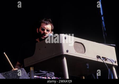 Mr E, CONCERT EELS, READING FESTIVAL 2001 : Mr E (Mark Everett) du groupe de rock américain Eels sur la scène principale au Reading Festival, Reading, Royaume-Uni, le 24 août 2001. Photo : Rob Watkins. INFO : Eels, un groupe de rock alternatif américain formé à Los Angeles, en Californie, en 1995, hypnotisse les auditeurs avec leur son éclectique et leurs paroles introspectives. Dirigée par Mark Oliver Everett, connu sous le nom de E, leur musique transcende les genres, évoquant une émotion brute et un récit profond. Banque D'Images