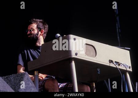 Mr E, CONCERT EELS, READING FESTIVAL 2001 : Mr E (Mark Everett) du groupe de rock américain Eels sur la scène principale au Reading Festival, Reading, Royaume-Uni, le 24 août 2001. Photo : Rob Watkins. INFO : Eels, un groupe de rock alternatif américain formé à Los Angeles, en Californie, en 1995, hypnotisse les auditeurs avec leur son éclectique et leurs paroles introspectives. Dirigée par Mark Oliver Everett, connu sous le nom de E, leur musique transcende les genres, évoquant une émotion brute et un récit profond. Banque D'Images