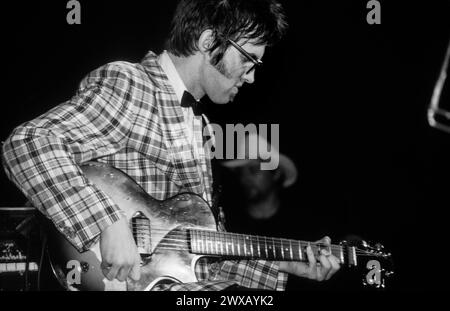 Mr E, DÉBUT DE CARRIÈRE EELS CONCERT, READING FESTIVAL 1997 : un jeune Mr E (Mark Everett) du groupe de rock américain Eels sur la scène Melody Maker au Reading Festival, Reading, Royaume-Uni le 23 août 1997. Photo : Rob Watkins. INFO : Eels, un groupe de rock alternatif américain formé à Los Angeles, en Californie, en 1995, hypnotisse les auditeurs avec leur son éclectique et leurs paroles introspectives. Dirigée par Mark Oliver Everett, connu sous le nom de E, leur musique transcende les genres, évoquant une émotion brute et un récit profond. Banque D'Images