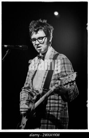 Mr E, DÉBUT DE CARRIÈRE EELS CONCERT, READING FESTIVAL 1997 : un jeune Mr E (Mark Everett) du groupe de rock américain Eels sur la scène Melody Maker au Reading Festival, Reading, Royaume-Uni le 23 août 1997. Photo : Rob Watkins. INFO : Eels, un groupe de rock alternatif américain formé à Los Angeles, en Californie, en 1995, hypnotisse les auditeurs avec leur son éclectique et leurs paroles introspectives. Dirigée par Mark Oliver Everett, connu sous le nom de E, leur musique transcende les genres, évoquant une émotion brute et un récit profond. Banque D'Images