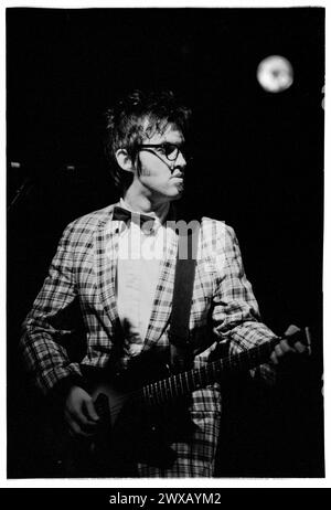 Mr E, DÉBUT DE CARRIÈRE EELS CONCERT, READING FESTIVAL 1997 : un jeune Mr E (Mark Everett) du groupe de rock américain Eels sur la scène Melody Maker au Reading Festival, Reading, Royaume-Uni le 23 août 1997. Photo : Rob Watkins. INFO : Eels, un groupe de rock alternatif américain formé à Los Angeles, en Californie, en 1995, hypnotisse les auditeurs avec leur son éclectique et leurs paroles introspectives. Dirigée par Mark Oliver Everett, connu sous le nom de E, leur musique transcende les genres, évoquant une émotion brute et un récit profond. Banque D'Images