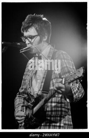 Mr E, DÉBUT DE CARRIÈRE EELS CONCERT, READING FESTIVAL 1997 : un jeune Mr E (Mark Everett) du groupe de rock américain Eels sur la scène Melody Maker au Reading Festival, Reading, Royaume-Uni le 23 août 1997. Photo : Rob Watkins. INFO : Eels, un groupe de rock alternatif américain formé à Los Angeles, en Californie, en 1995, hypnotisse les auditeurs avec leur son éclectique et leurs paroles introspectives. Dirigée par Mark Oliver Everett, connu sous le nom de E, leur musique transcende les genres, évoquant une émotion brute et un récit profond. Banque D'Images