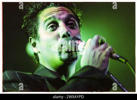 HUEY, FUN LOVIN' CRIMINALS, 1998 : un jeune Huey Morgan du groupe de rap américain Fun Lovin' Criminals au Newport Centre à Newport, pays de Galles, Royaume-Uni le 1er octobre 1998. Photo : Rob Watkins. INFO : Fun Lovin' Criminals, un groupe New-yorkais formé en 1993, mélange des éléments de hip-hop, jazz et rock dans des tubes comme 'Scooby snacks'. Leurs rainures douces et leurs paroles pleines d'esprit ont été acclamées dans le monde entier, les établissant comme icônes de la fin des années 90. Banque D'Images