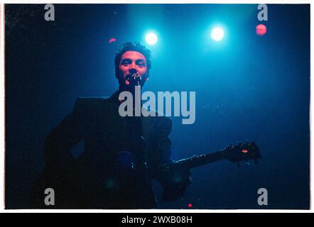 HUEY, FUN LOVIN' CRIMINALS, 1998 : un jeune Huey Morgan du groupe de rap américain Fun Lovin' Criminals au Newport Centre à Newport, pays de Galles, Royaume-Uni le 1er octobre 1998. Photo : Rob Watkins. INFO : Fun Lovin' Criminals, un groupe New-yorkais formé en 1993, mélange des éléments de hip-hop, jazz et rock dans des tubes comme 'Scooby snacks'. Leurs rainures douces et leurs paroles pleines d'esprit ont été acclamées dans le monde entier, les établissant comme icônes de la fin des années 90. Banque D'Images