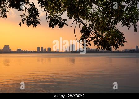 Skyline ville de Hanoi, Vietnam sur le coucher du soleil Banque D'Images