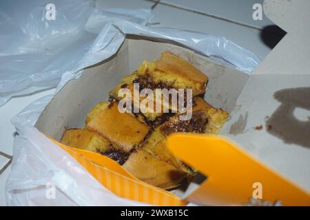 Photo de fromage banane martabak dans une boîte, une collation typiquement indonésienne Banque D'Images
