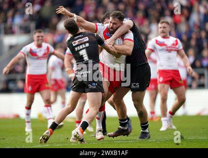 Alex Walmsley de St Helens est attaqué par Jai Field des Warriors et Harry Smith lors du match de Betfred Super League au Totally Wicked Stadium de St Helens. Date de la photo : vendredi 29 mars 2024. Banque D'Images