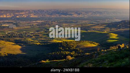 Vue panoramique de la vallée d'Emek HaMaayanot au coucher du soleil / lever du soleil, printemps, Israël. Mont Gilboa, basse Galilée, belle nature d'Israël, Saint LAN Banque D'Images