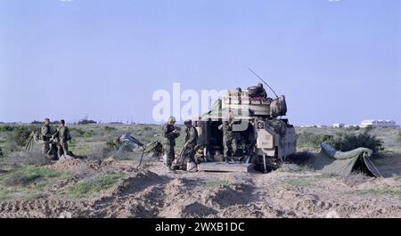 Première Guerre du Golfe : 25 mars 1991 des soldats de l'armée américaine de la 5e division blindée bivouaquèrent à côté de leur véhicule de combat de cavalerie Bradley, à la frontière dans le nord du Koweït. Banque D'Images