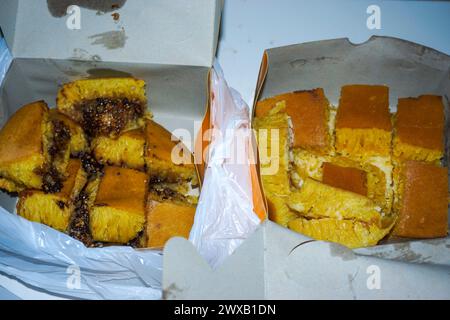 Photo de fromage banane martabak dans une boîte, une collation typiquement indonésienne Banque D'Images