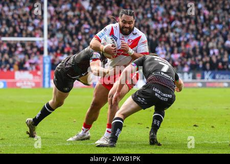 Konrad Hurrell de préparé Helens est affronté par Alex Smith de Wigan Warriors et Jake Wardle de Wigan Warriors lors du match de la Betfred Super League Round 6 St Helens vs Wigan Warriors au Totally Wicked Stadium, St Helens, Royaume-Uni, le 29 mars 2024 (photo par Craig Thomas/News images), le 29/03/2024. (Photo de Craig Thomas/News images/SIPA USA) crédit : SIPA USA/Alamy Live News Banque D'Images