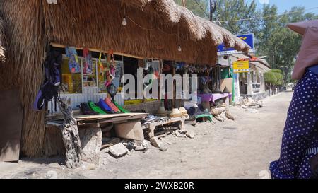 Les résidents locaux vendent de la nourriture et des boissons sur le bord de la route à Gili Trawangan, Indonésie Banque D'Images