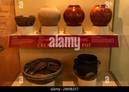 Exposition montrant les étapes de creaing d'un pot d'argile fait par des peuples autochtones, Bandelier National Monument, Nouveau Mexique, États-Unis [No release ; Editorial license o Banque D'Images