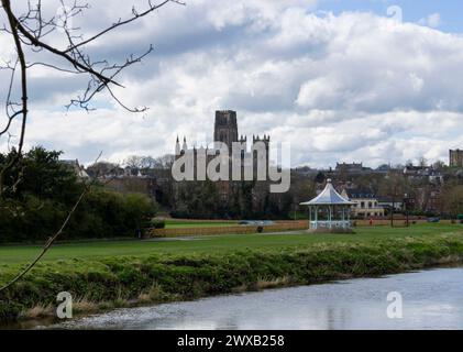 Cathédrale et château de Durham avec kiosque à musique au premier plan Banque D'Images