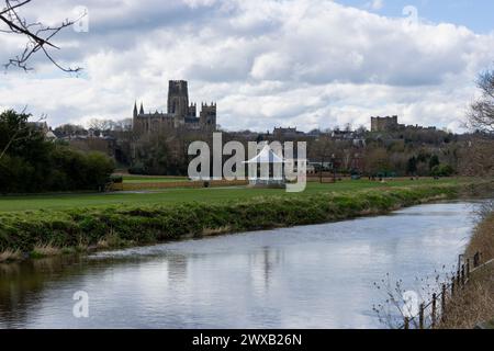 Cathédrale et château de Durham avec kiosque à musique au premier plan Banque D'Images