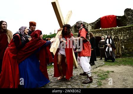 Ceska Lipa, République tchèque. 29 mars 2024. Un jeu de passion pour commémorer les derniers jours de Jésus-Christ à Pâques a eu lieu le 29 mars 2024, dans les ruines du château d'eau de Lipy, Ceska Lipa, République tchèque. Crédit : Radek Petrasek/CTK photo/Alamy Live News Banque D'Images