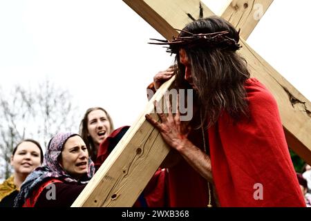 Ceska Lipa, République tchèque. 29 mars 2024. Un jeu de passion pour commémorer les derniers jours de Jésus-Christ à Pâques a eu lieu le 29 mars 2024, dans les ruines du château d'eau de Lipy, Ceska Lipa, République tchèque. Crédit : Radek Petrasek/CTK photo/Alamy Live News Banque D'Images