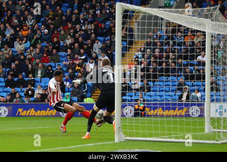 Cardiff, Royaume-Uni. 29 mars 2024. Jobe Bellingham de Sunderland marque le 2e but de son équipe. EFL Skybet championnat match, Cardiff City v Sunderland au Cardiff City Stadium de Cardiff, pays de Galles, le vendredi Saint 29 mars 2024. Cette image ne peut être utilisée qu'à des fins éditoriales. Usage éditorial exclusif, photo par Andrew Orchard/Andrew Orchard photographie sportive/Alamy Live News crédit : Andrew Orchard photographie sportive/Alamy Live News Banque D'Images