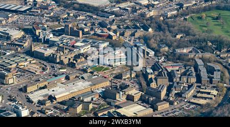 Une vue aérienne du centre de la ville industrielle du Yorkshire de Huddersfield, Yorkshire de l'ouest, Angleterre du nord, Royaume-Uni, complexe universitaire en bas à droite Banque D'Images