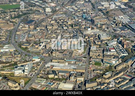 Une vue aérienne du centre de la ville industrielle du Yorkshire de Huddersfield, Yorkshire de l'ouest, Angleterre du nord, Royaume-Uni, complexe universitaire en bas à droite Banque D'Images