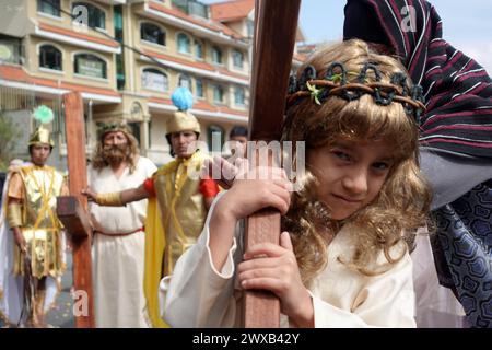 CUENCA-VIACRUSIS-SEMANA SANTA-TURI Cuenca, Équateur 29 de marzo de 2024. Descalzo y con una cruz de madera de mas de 200 libras sobre sus hombros, Marco Pintado recorrio las 14 estaciones del via crucis de la parroquia Turi en Cuenca. El personifica a Jesus desde hace anos, cuando heredo el legado de su Padre, que practico este rito por 14 anos, en la procesion en Honor al Senor de la Buena Muerte, una de las mas tradicionales que se celean en la capitale azuaya en Semana Santa. La procesion, que inicio a las 09:30 de hoy, viernes 29 de marzo de 2024, en los Tres Puentes, es liderada por un gru Banque D'Images