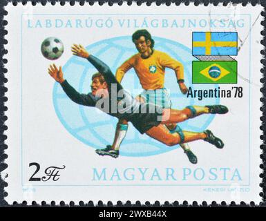 Timbre-poste oblitéré imprimé par la Hongrie, qui montre des joueurs de football de Suède et du Brésil, Coupe du monde de football, Argentine 1978, circa 1978. Banque D'Images