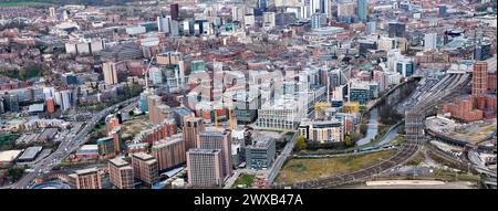 Une grande photographie aérienne panoramique du quartier des affaires de Leeds City Centre, de l'ouest, Yorkshire de l'ouest, nord de l'Angleterre, Royaume-Uni Banque D'Images