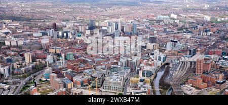 Une grande photographie aérienne panoramique du quartier des affaires de Leeds City Centre, de l'ouest, Yorkshire de l'ouest, nord de l'Angleterre, Royaume-Uni Banque D'Images