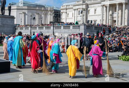 Trafalgar Square, Londres, Royaume-Uni. 29 mars 2024. Pour le vendredi Saint 100 les joueurs de Wintershall apportent leur émouvante représentation des derniers jours de Jésus à Trafalgar Square dans la capitale dans une production en plein air regardée par des milliers de spectateurs dans deux représentations. Crédit : Malcolm Park/Alamy Live News Banque D'Images