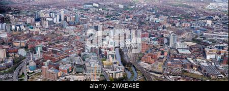 Une grande photographie aérienne panoramique du quartier des affaires de Leeds City Centre, de l'ouest, Yorkshire de l'ouest, nord de l'Angleterre, Royaume-Uni Banque D'Images