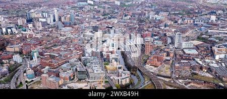 Une grande photographie aérienne panoramique du quartier des affaires de Leeds City Centre, de l'ouest, Yorkshire de l'ouest, nord de l'Angleterre, Royaume-Uni Banque D'Images