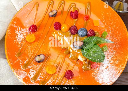 Gâteau au fromage avec les baies fraîches Banque D'Images