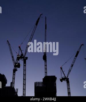 Une silhouette de grues de construction au crépuscule, à Elephant & Castle, se Londres, Royaume-Uni Banque D'Images