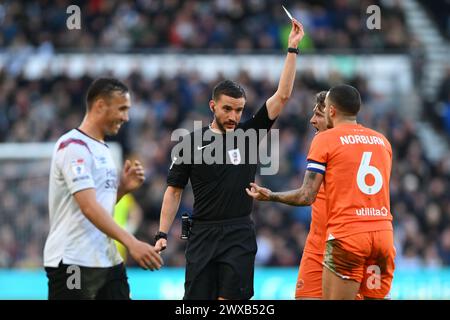 Arbitre, Thomas Kirk montre un carton jaune à Oliver Norburn de Blackpool lors du match de Sky Bet League 1 entre Derby County et Blackpool au Pride Park, Derby, vendredi 29 mars 2024. (Photo : Jon Hobley | mi News) crédit : MI News & Sport /Alamy Live News Banque D'Images