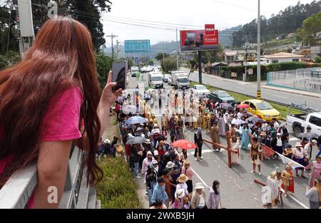 CUENCA-VIACRUSIS-SEMANA SANTA-TURI Cuenca, Équateur 29 de marzo de 2024. Descalzo y con una cruz de madera de mas de 200 libras sobre sus hombros, Marco Pintado recorrio las 14 estaciones del via crucis de la parroquia Turi en Cuenca. El personifica a Jesus desde hace anos, cuando heredo el legado de su Padre, que practico este rito por 14 anos, en la procesion en Honor al Senor de la Buena Muerte, una de las mas tradicionales que se celean en la capitale azuaya en Semana Santa. La procesion, que inicio a las 09:30 de hoy, viernes 29 de marzo de 2024, en los Tres Puentes, es liderada por un gru Banque D'Images