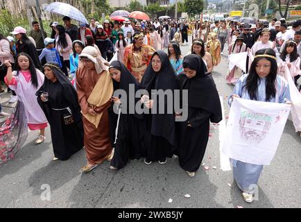 CUENCA-VIACRUSIS-SEMANA SANTA-TURI Cuenca, Équateur 29 de marzo de 2024. Descalzo y con una cruz de madera de mas de 200 libras sobre sus hombros, Marco Pintado recorrio las 14 estaciones del via crucis de la parroquia Turi en Cuenca. El personifica a Jesus desde hace anos, cuando heredo el legado de su Padre, que practico este rito por 14 anos, en la procesion en Honor al Senor de la Buena Muerte, una de las mas tradicionales que se celean en la capitale azuaya en Semana Santa. La procesion, que inicio a las 09:30 de hoy, viernes 29 de marzo de 2024, en los Tres Puentes, es liderada por un gru Banque D'Images