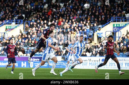 Liam Kitching de Coventry City dirige le ballon lors du Sky Bet Championship match au John Smith's Stadium, Huddersfield. Date de la photo : vendredi 29 mars 2024. Banque D'Images