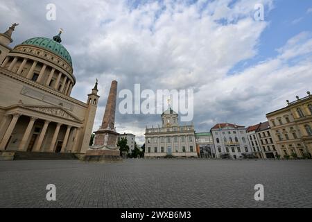 Old Market Square (Alter Markt) avec des produits Église Nicolas et mairie, Potsdam, Allemagne Banque D'Images