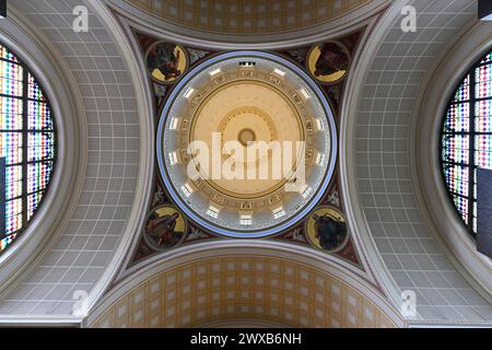 Potsdam, Allemagne - 4 juillet 2023 : équipé Vue intérieure de l'église de Nicolas dans la ville de Potsdam en Allemagne Banque D'Images