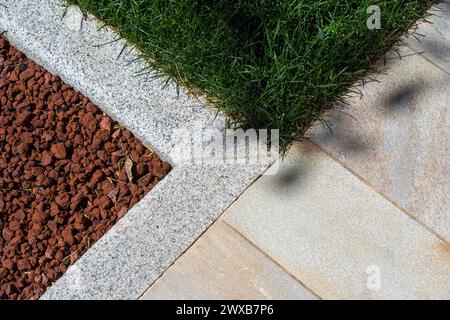 pavage de cour avec plaques de grès et bordures de granit gris Banque D'Images