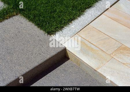 pavage de cour avec plaques de grès, porphyre et bordures de granit gris Banque D'Images