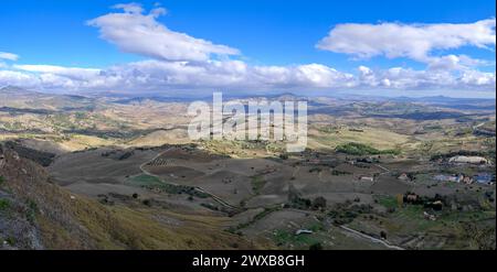 Vue panoramique de Calascibetta, Sicile, Italie Banque D'Images