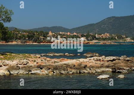 Rocky Coast à Cala Bona Mallorca lors d'Un merveilleux jour de printemps ensoleillé avec Un ciel bleu clair Banque D'Images