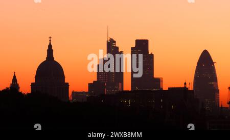 LONDRES, Royaume-Uni - 1er OCTOBRE 2011 : vue de la ville de Londres à l'aube avec ciel orange coloré et silhouette Banque D'Images